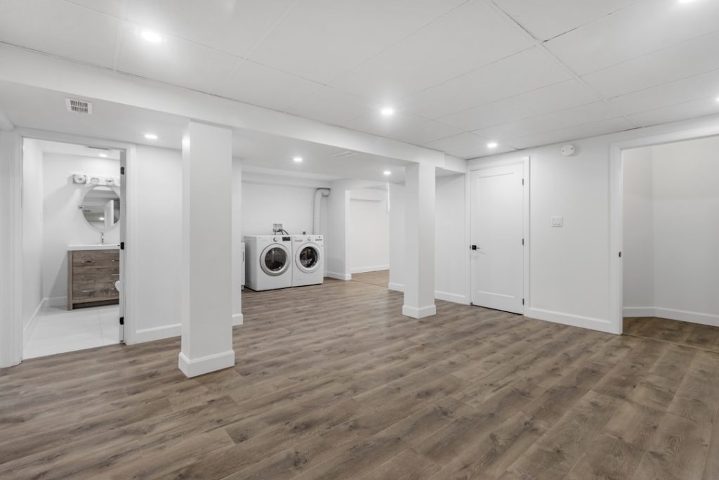 an-empty-room-with-a-washer-and-dryer-rgfbzbhnxqq